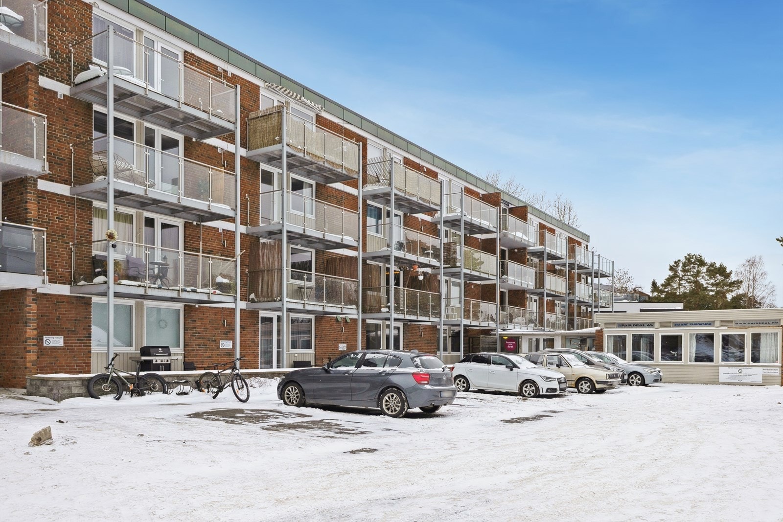 Parkeringsplass følger med leiligheten, ikke fast plass. Galleribilde