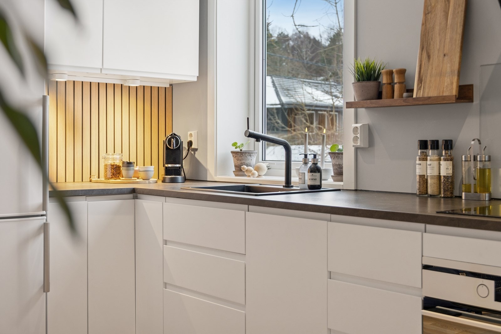 Innredningen har en integrert stekeovn og frittstående kjøleskap. Galleribilde