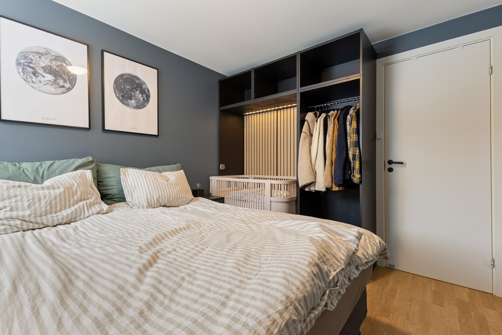 På soverommet er det godt med oppbevaringsplass i et medfølgende garderobeskap. Galleribilde