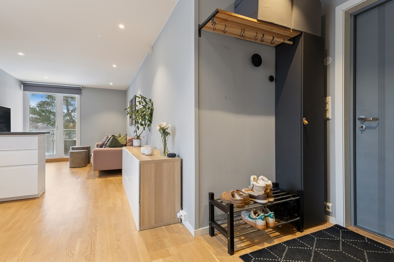 Man ønskes velkommen i en innbydende entré med plass til å henge fra seg yttertøy. Galleribilde