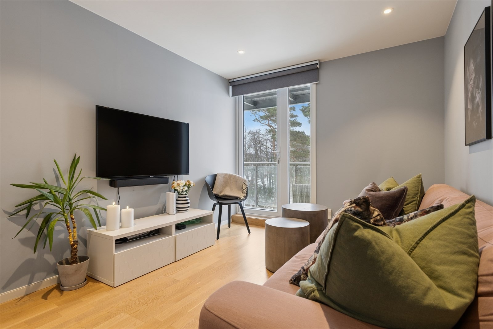 Lys og innbydende stue. Galleribilde