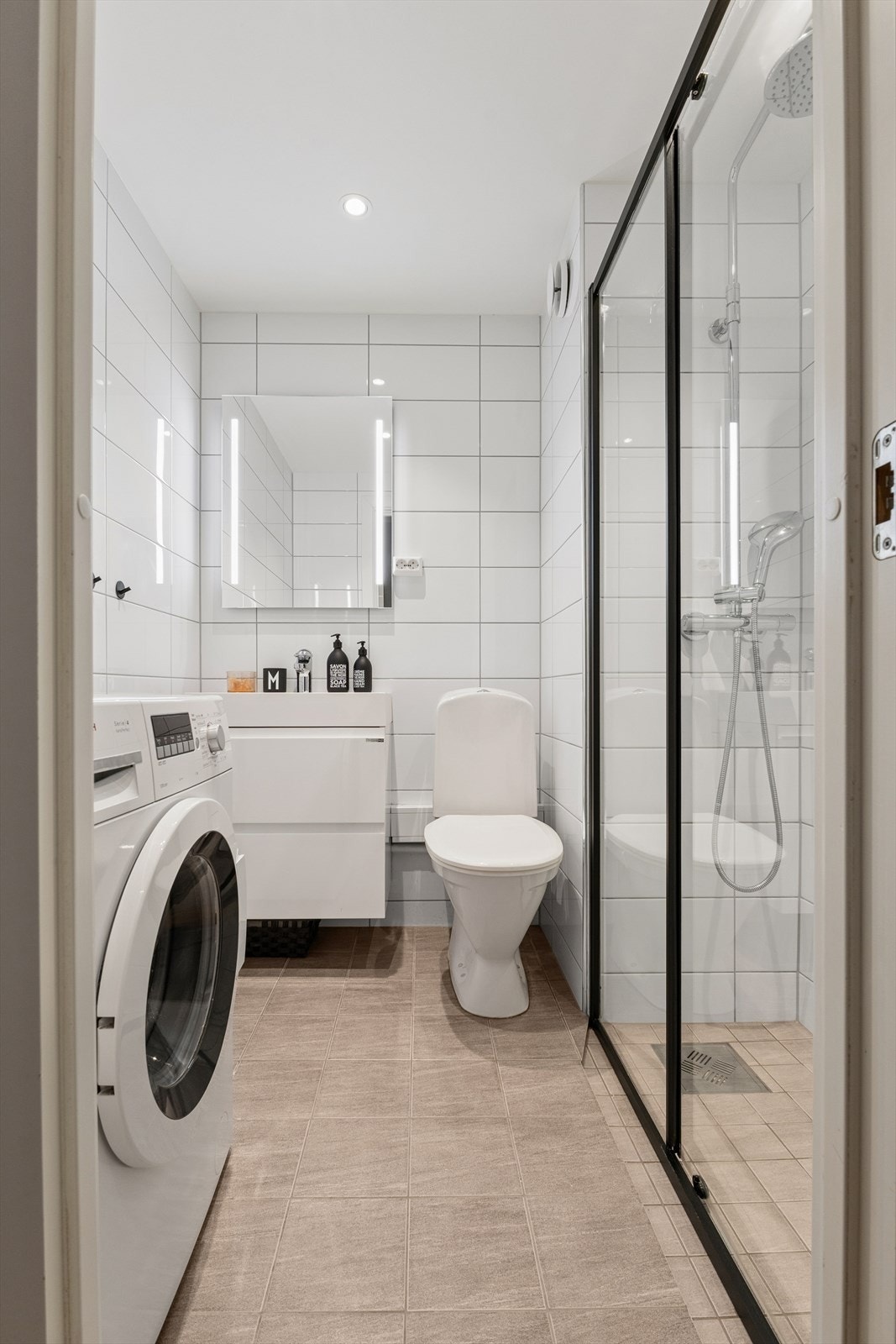 Delikat og flislagt baderom med downlights i himling. Galleribilde