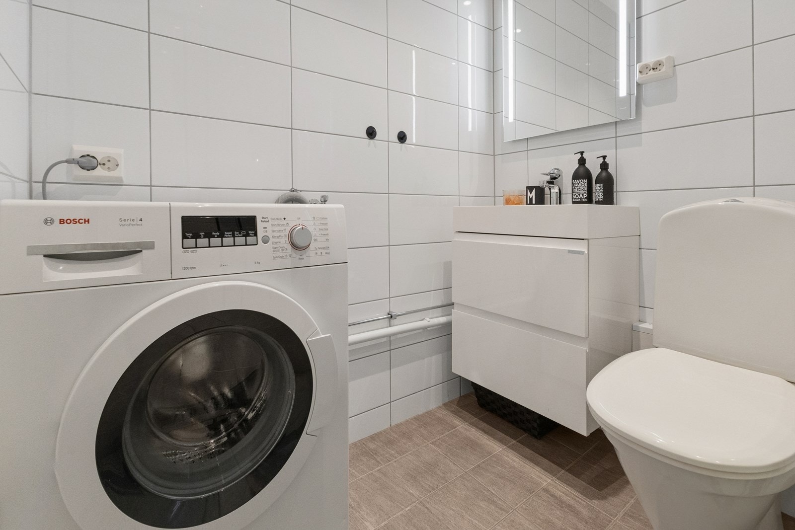 Rommet er utstyrt med vask, klosett, dusjnisje og har avløp for vaskemaskin. Galleribilde