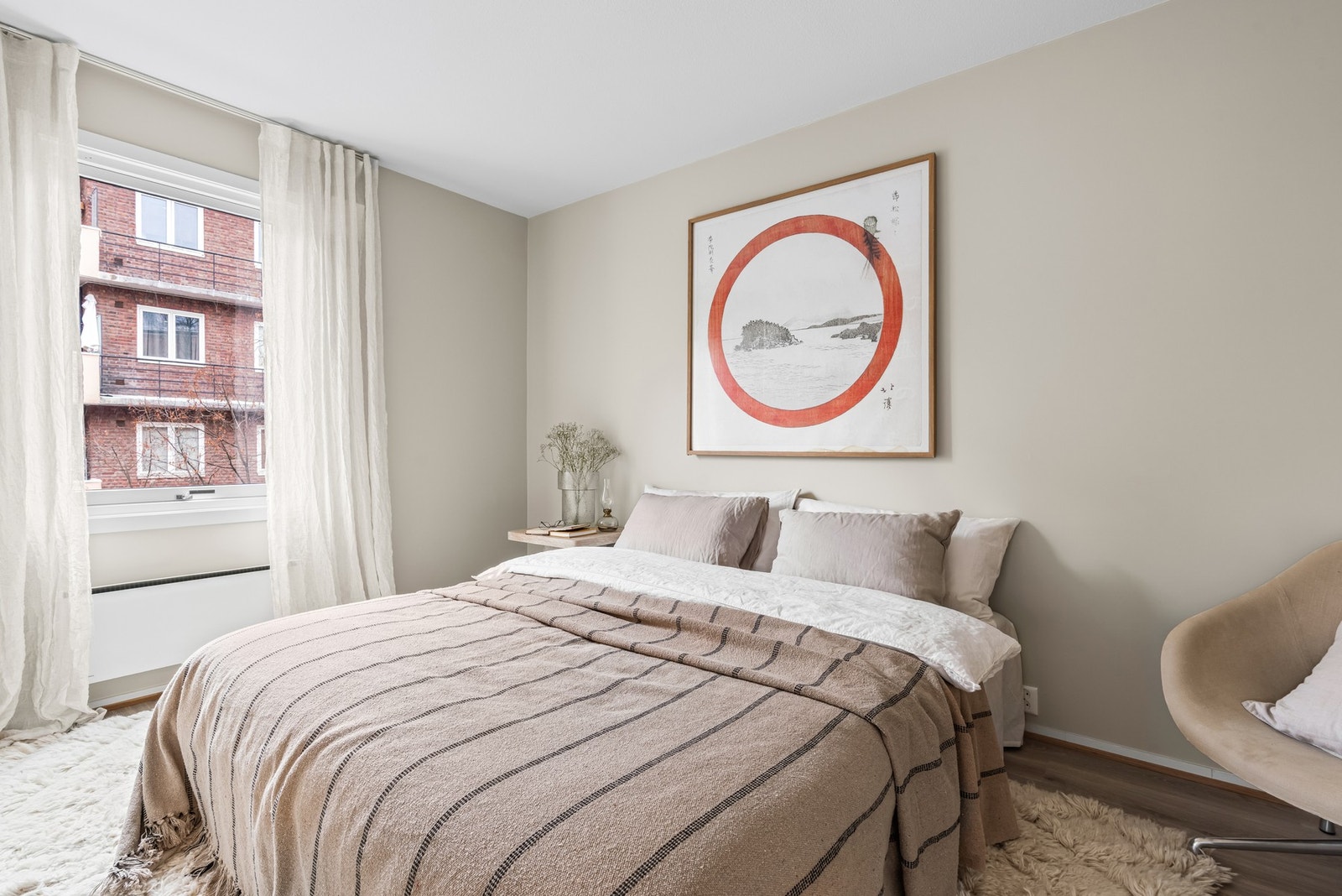 Hovedsoverommet er av god størrelse og har plass til dobbeltseng. Galleribilde