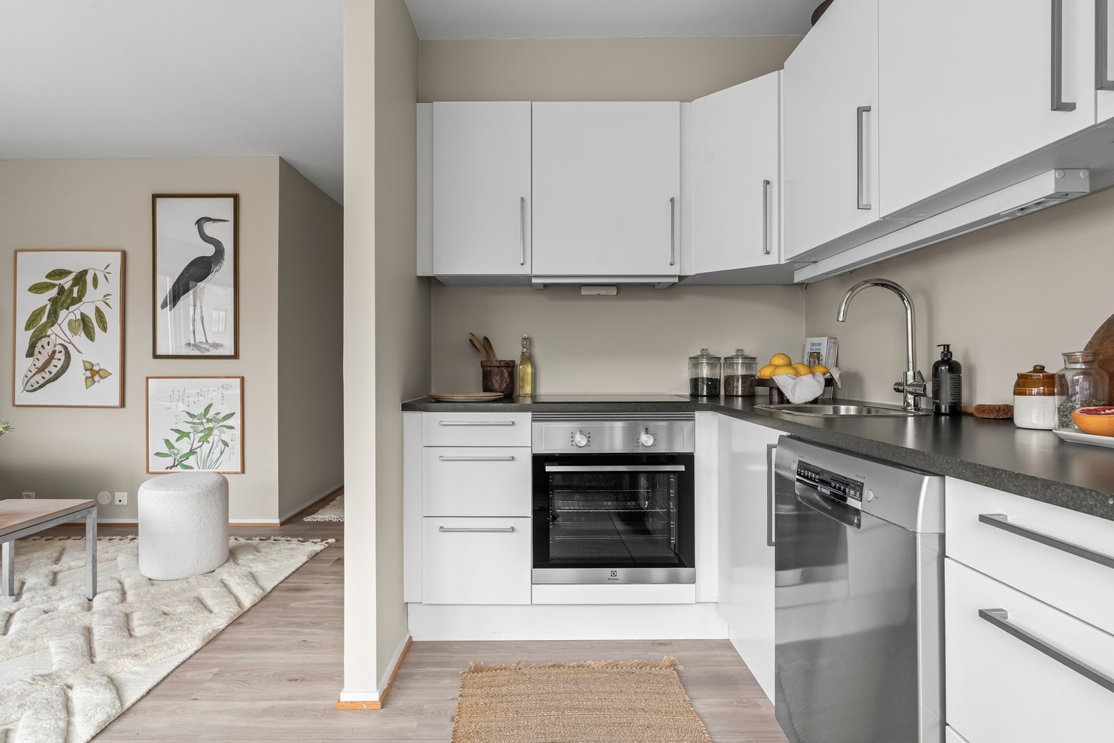 Kjøkkenet er utstyrt med integrert komfyr med platetopp, oppvaskmaskin og frittstående kjøleskap med frysedel. Galleribilde