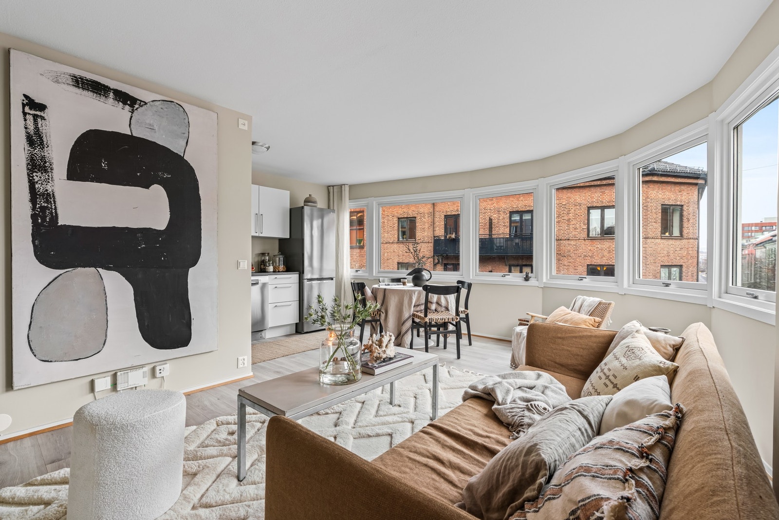 Her bor man i en rolig gate med kort vei til alt man trenger i hverdagen. Kun noen få minutter til Tøyen Torg. Galleribilde