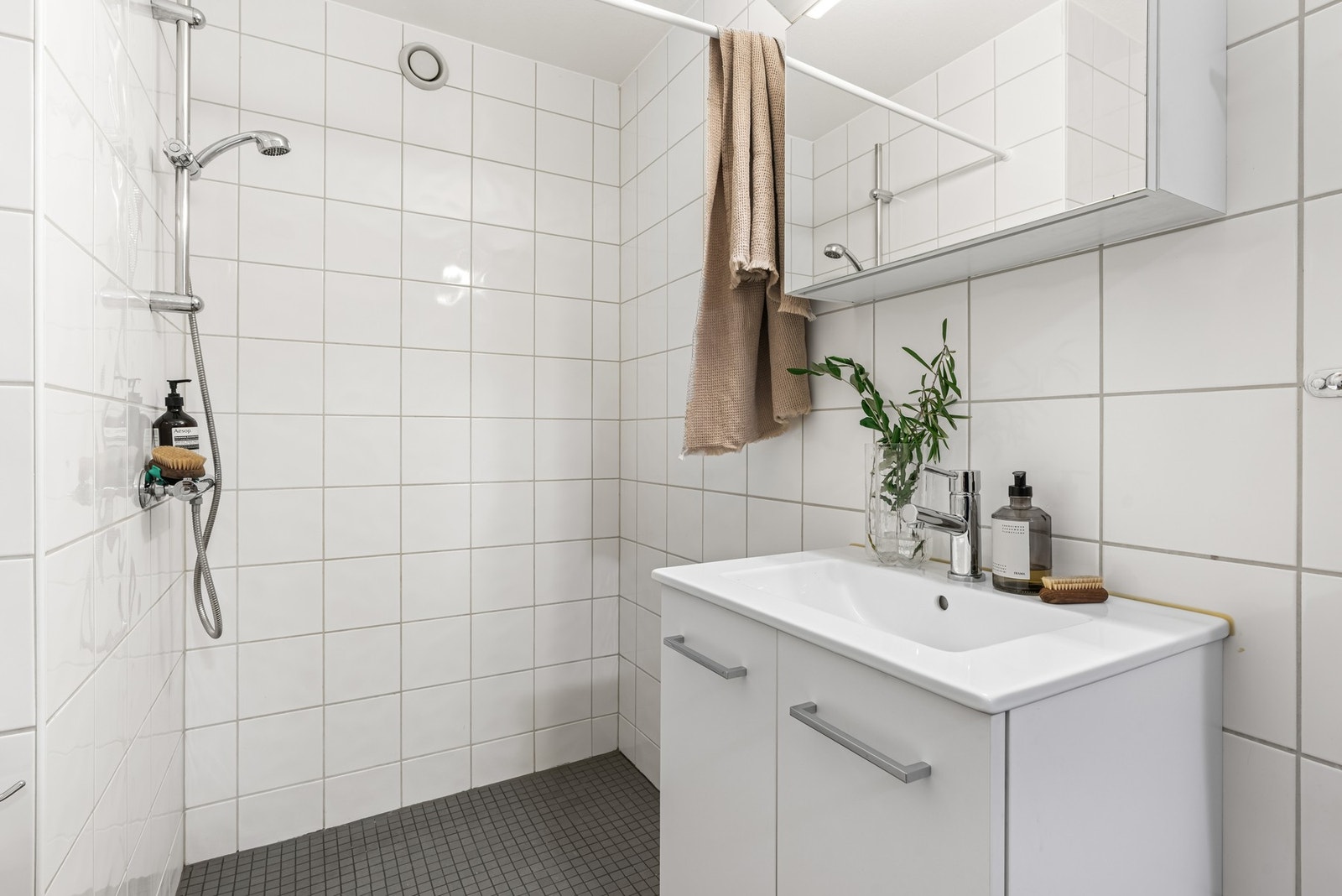 Det er elektriske varmekabler i gulv. Galleribilde