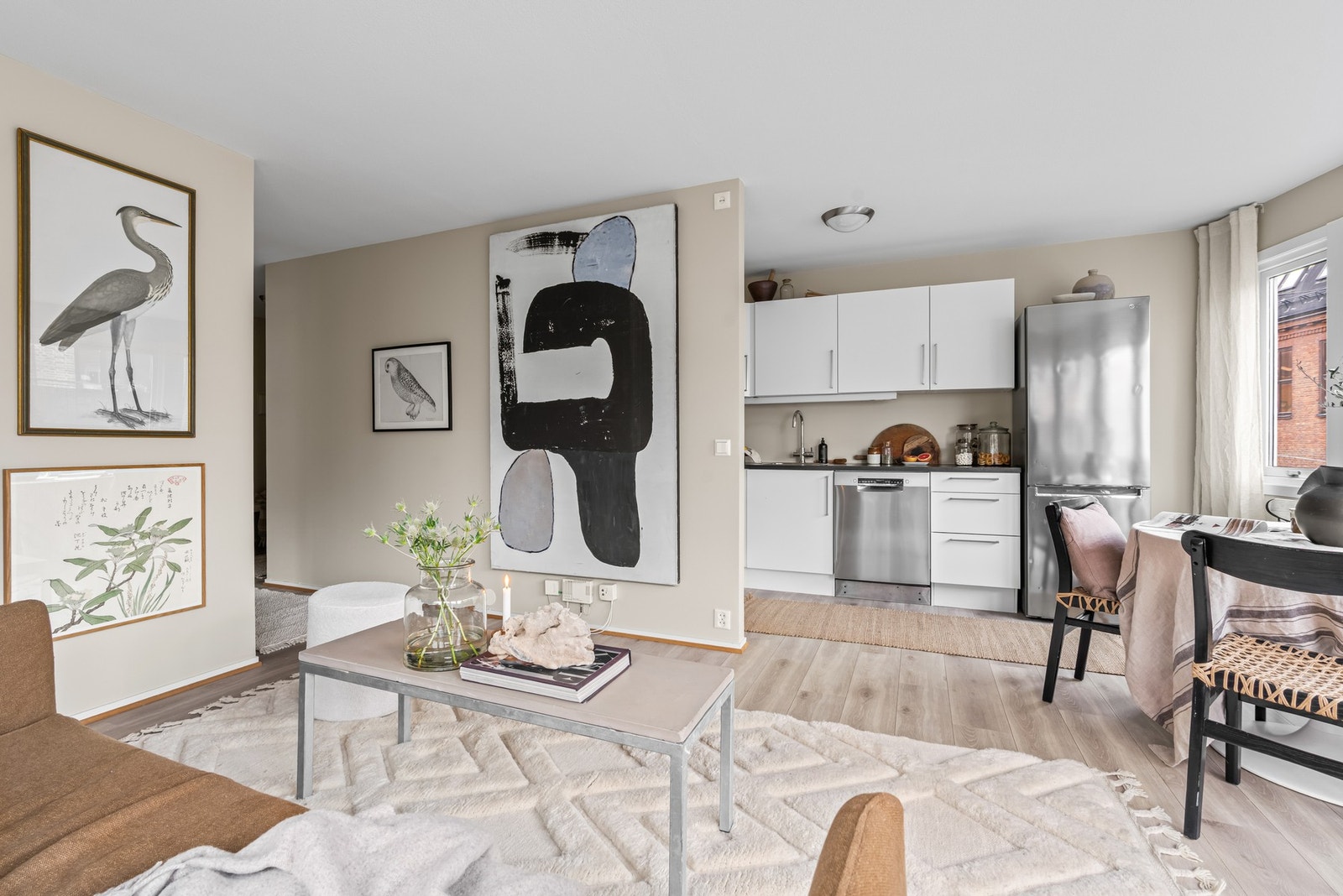 Stuen har en åpen kjøkkenløsning, som er behagelig tilbaketrukket fra sofakroken. Galleribilde