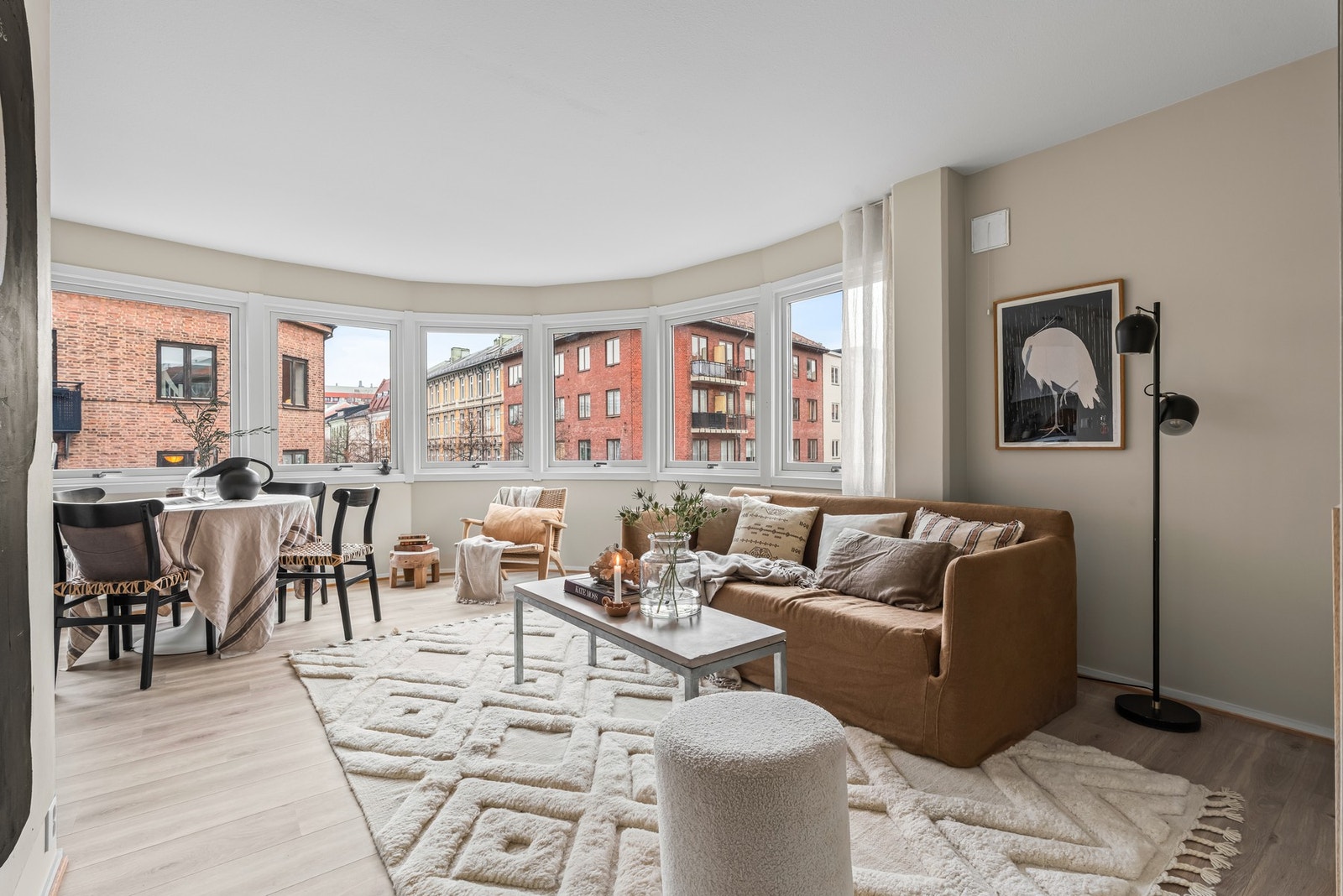 Lys og romslig stue med herlig atmosfære. Galleribilde