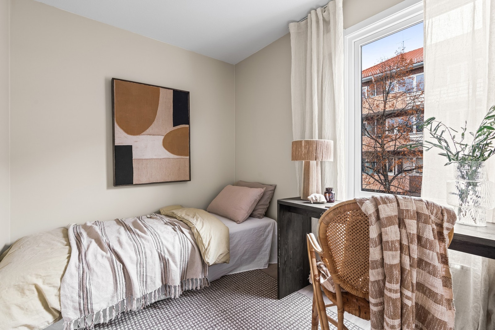 Rommet har plass til både seng, pult og garderobeskap. Galleribilde