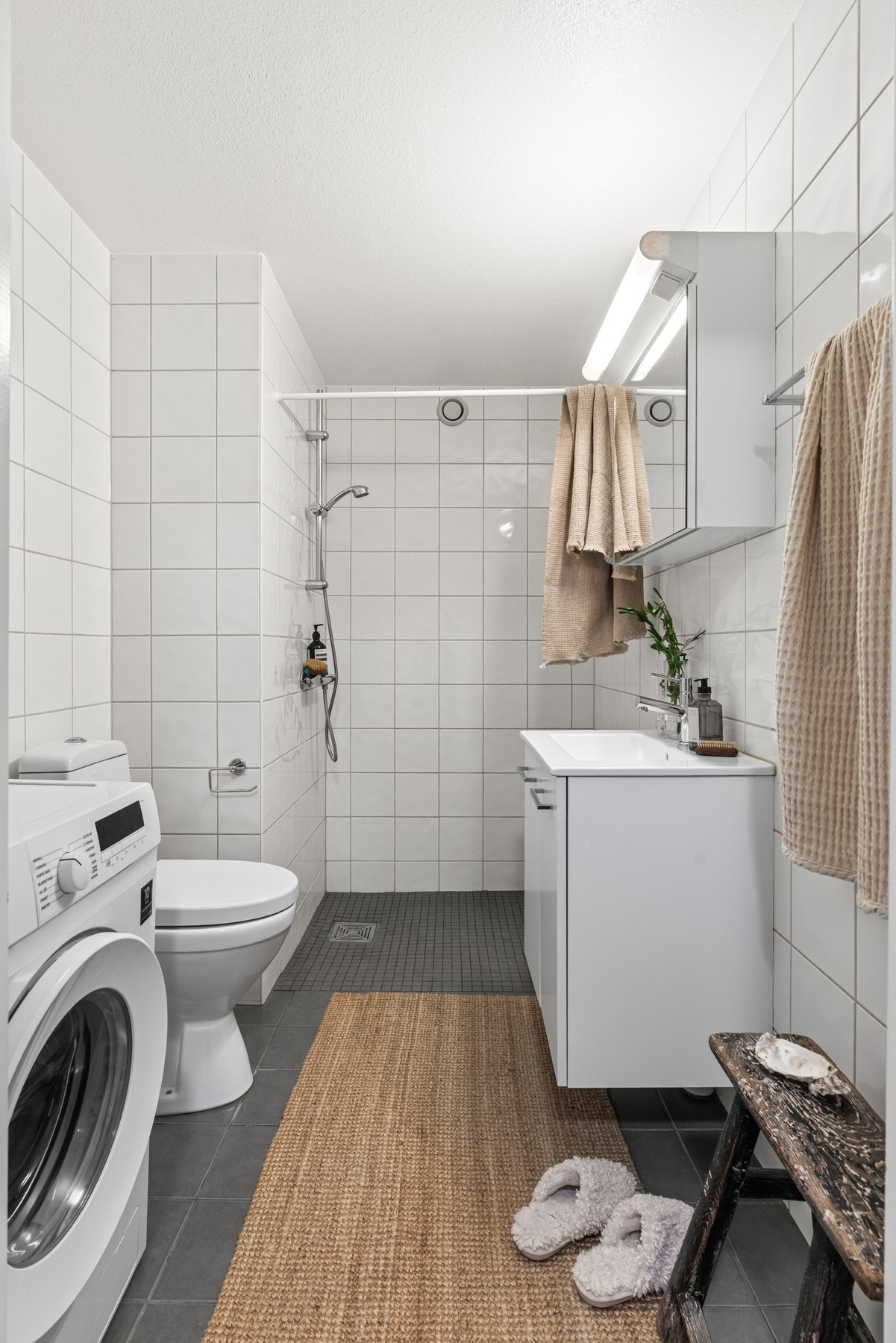 Baderommet har tilgang fra entreen og er overflateoppusset med nye fliser i 2021. Galleribilde