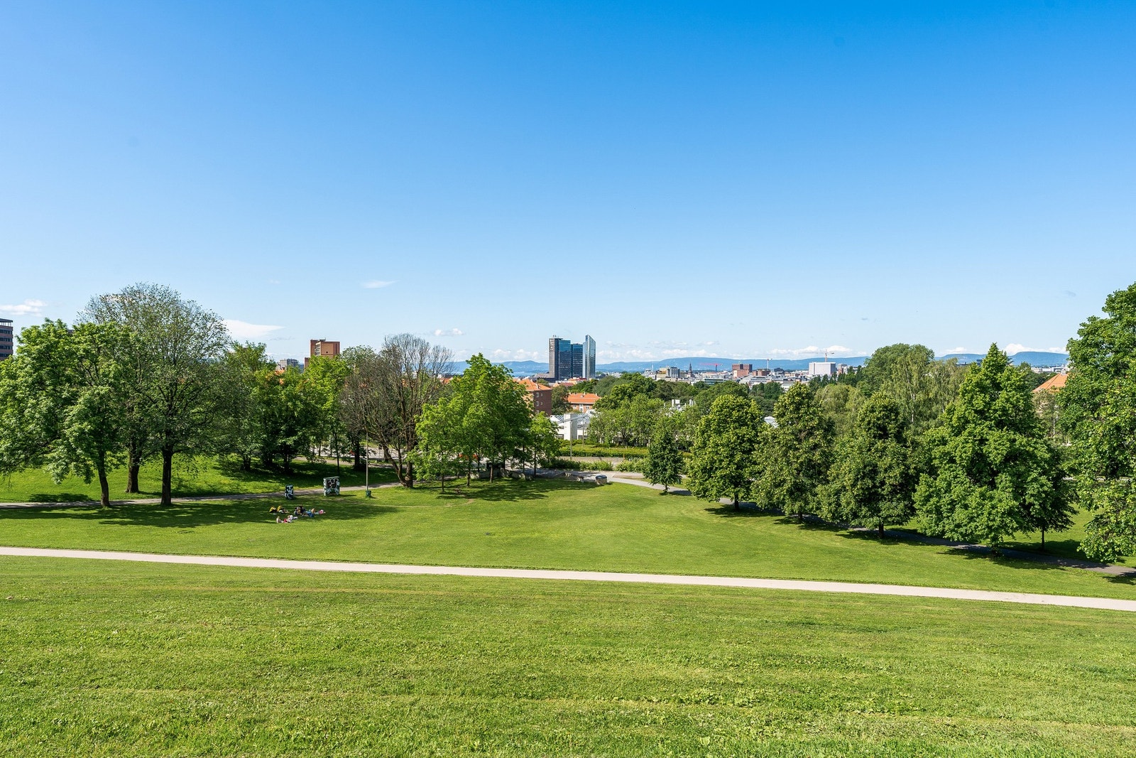 Flere idylliske parkområder i nærområdet, bla. Tøyenparken. Galleribilde