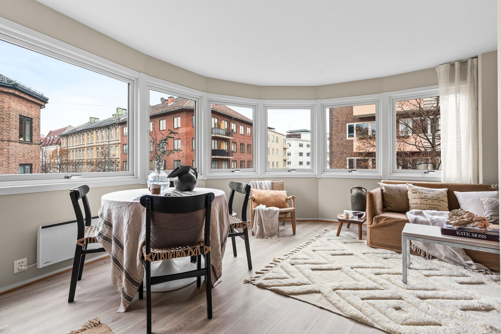 Rommet har god plass til spisebord og sofakrok. Galleribilde