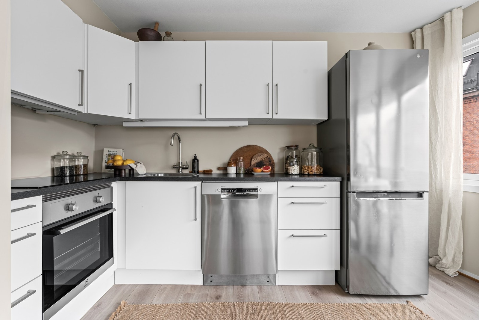 Det er godt med både skap- og benkeplass. Galleribilde