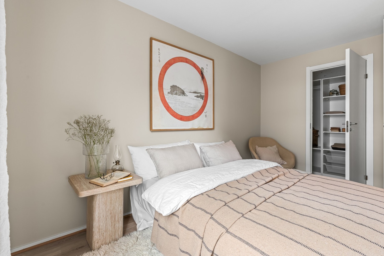 Herfra er det tilgang til innvendig bod med gode lagringsmuligheter. Galleribilde