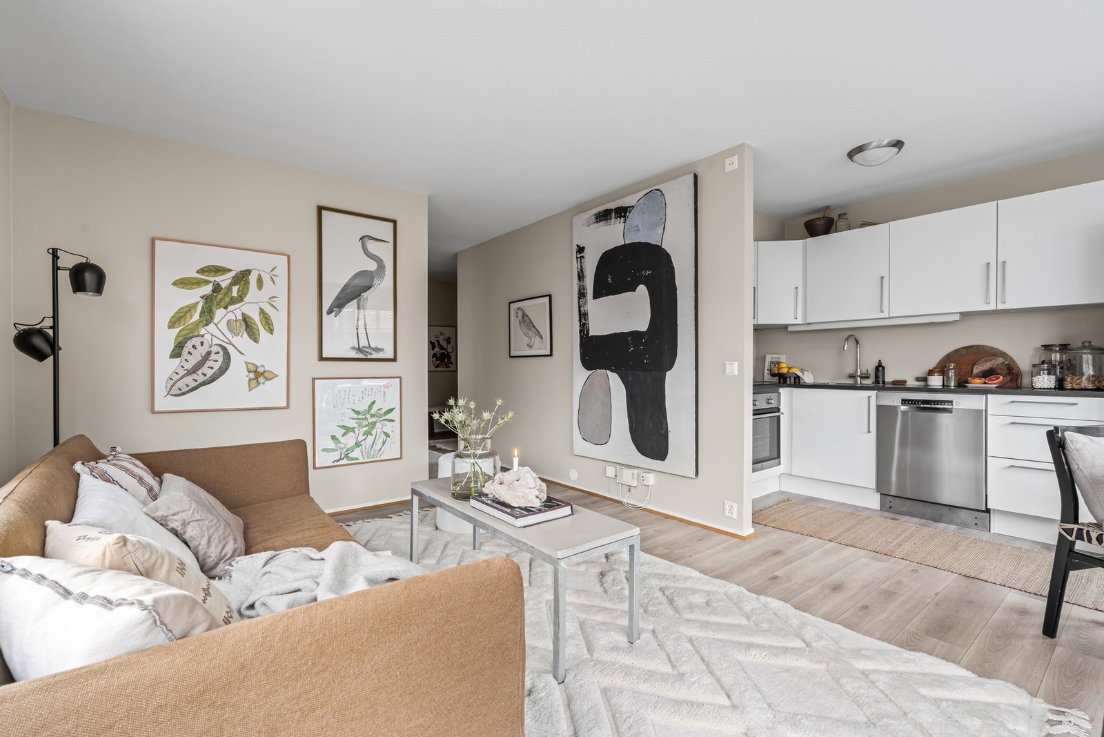 Vegger og tak er nymalt i 2026, i en beige moderne tone. Galleribilde