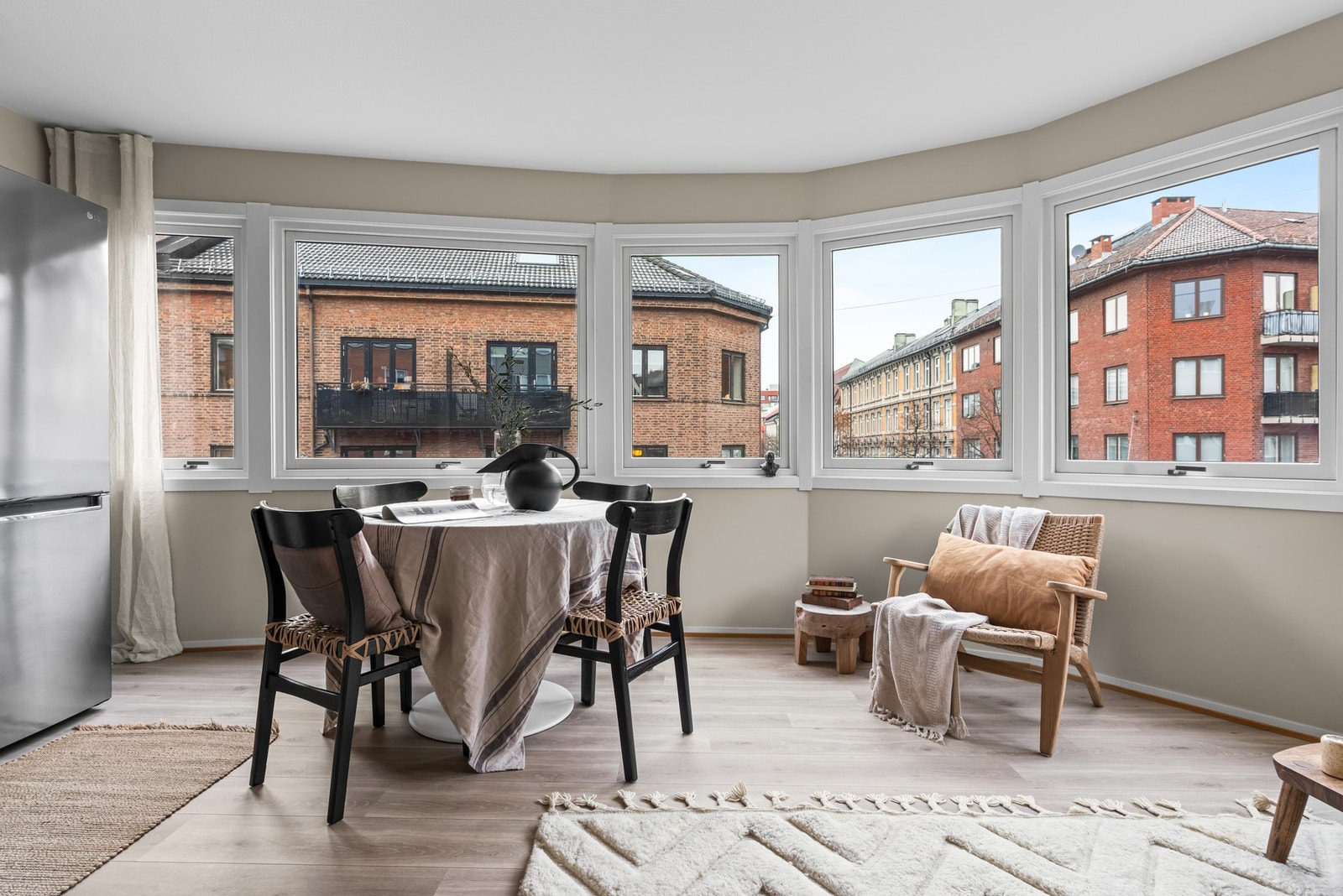 Store og langstrakte vindusflater slipper inn rikelig med naturlig lys. Galleribilde