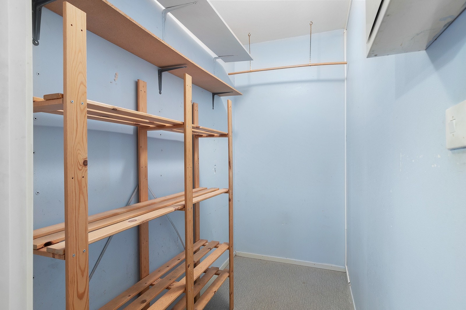 Praktisk innvendig bod med gode oppbevaringsmuligheter. Leiligheten disponerer også to boder; én bod i garasjeanlegg og én i kjelleren. Galleribilde