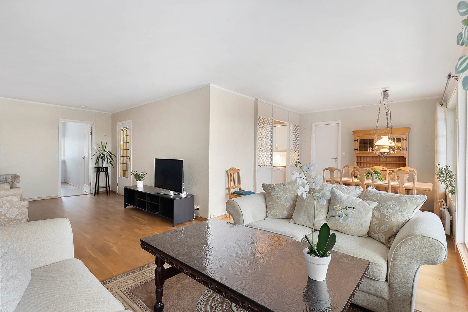 Stuen er romslig og har naturlige inndelingssoner. Galleribilde