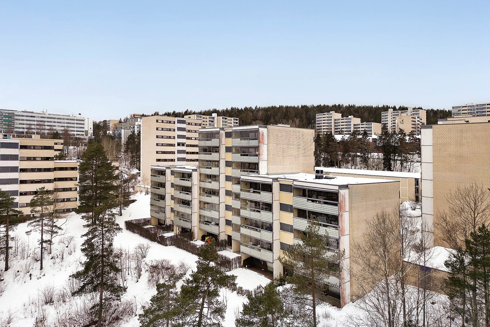 Orremyr borettslag er vakkert plassert i nærheten av marka, med fint opparbeidede uteområder fordelt over fire tun. Galleribilde