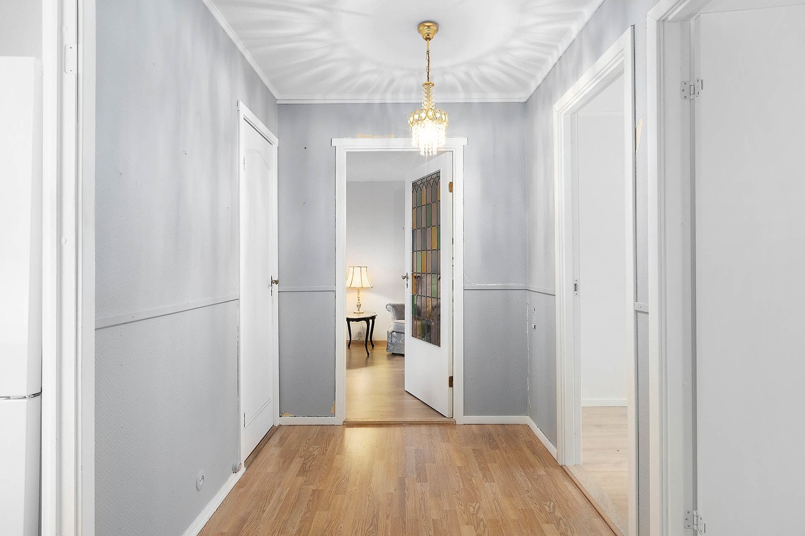 Romslig entrè med adkomst til øvrige rom. Galleribilde