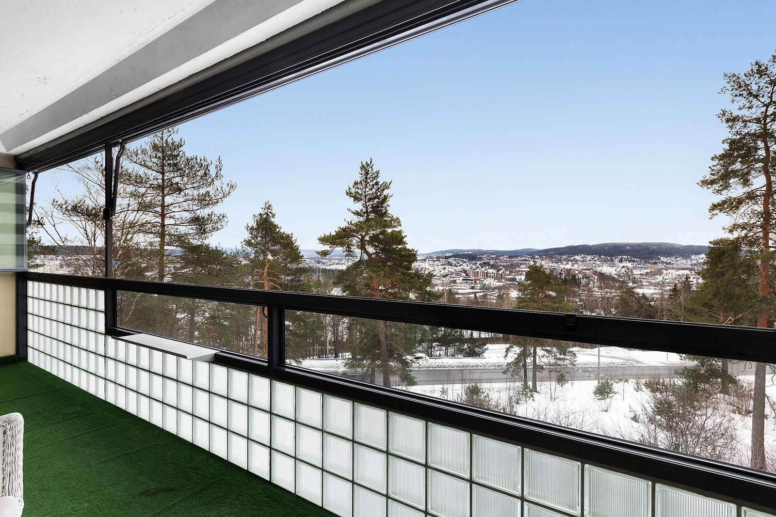 Fra stuen er det adkomst til en sydvendt innglasset balkong på ca.12kvm. Galleribilde