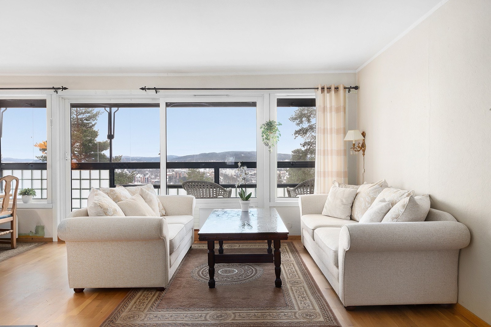 Fine møbleringsmuligheter med god plass til sofagruppe, spisebord samt øvrig møblement Galleribilde