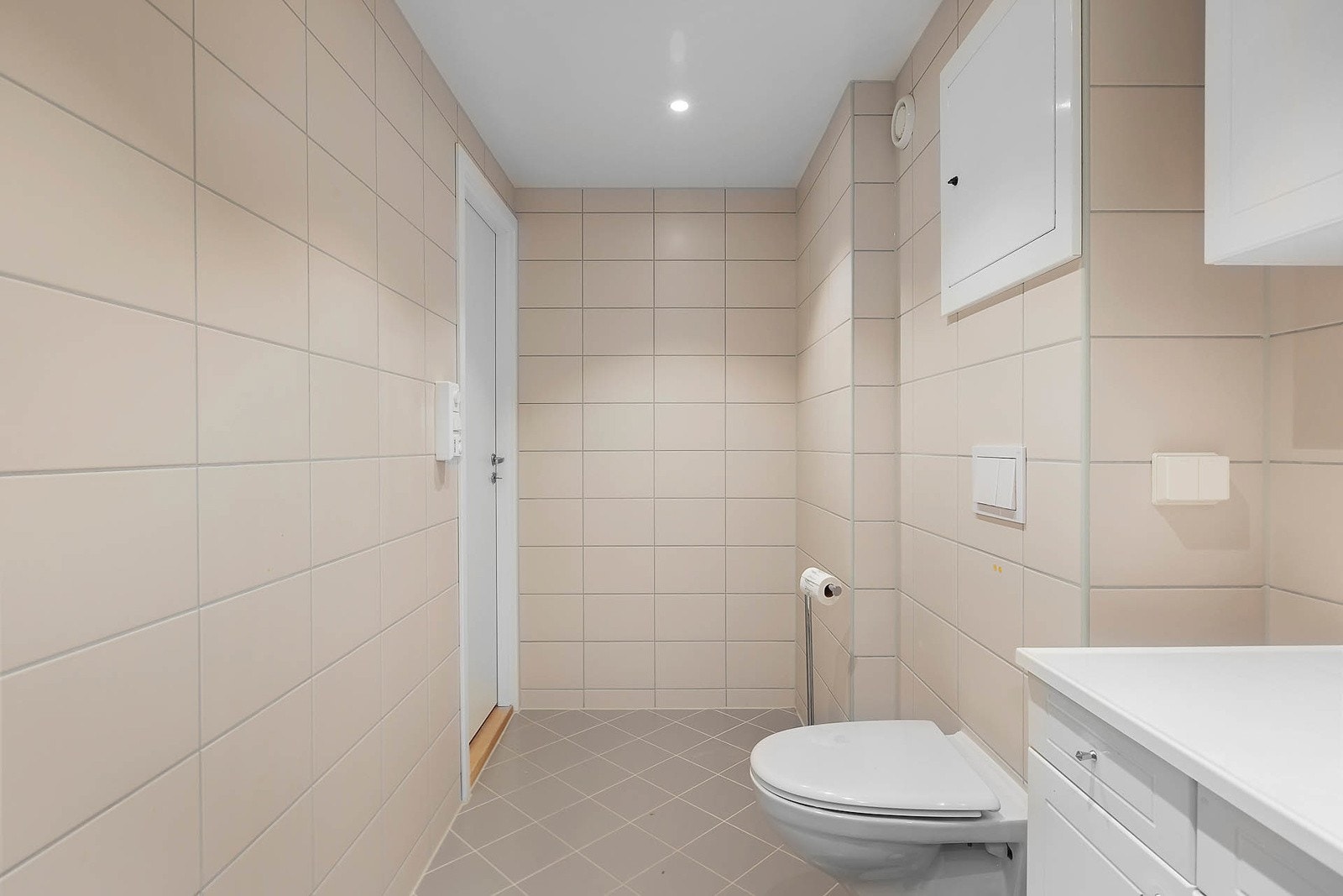 Stort, flislagt baderom pusset opp i 2019 i regi av borettslaget Galleribilde