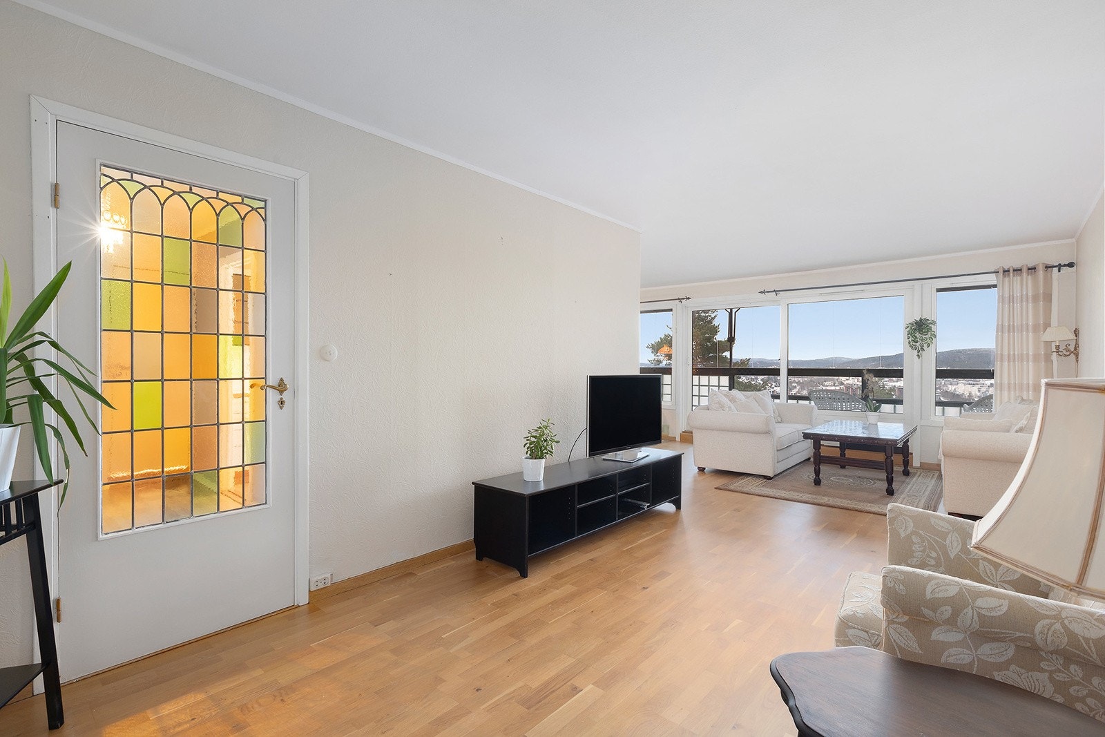 Leiligheten har én innvendig bod, og disponerer i tillegg to eksterne boder; én kjellerbod på ca. 2 m² og én bod i felles garasjeanlegg på 3m². Galleribilde