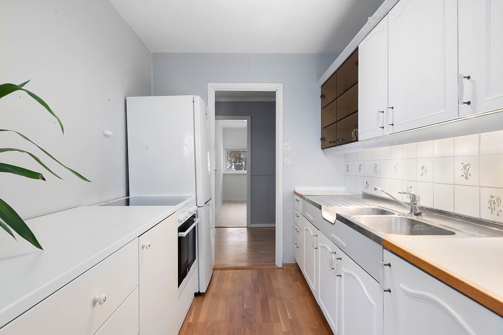 Kjøkkenet har gode oppbevaringsmuligheter. Galleribilde