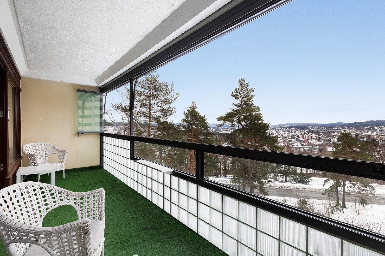 Innglasset balkong ideell utsikt for å nyte utsikten og utendørslivet gjennom store deler av året. Galleribilde