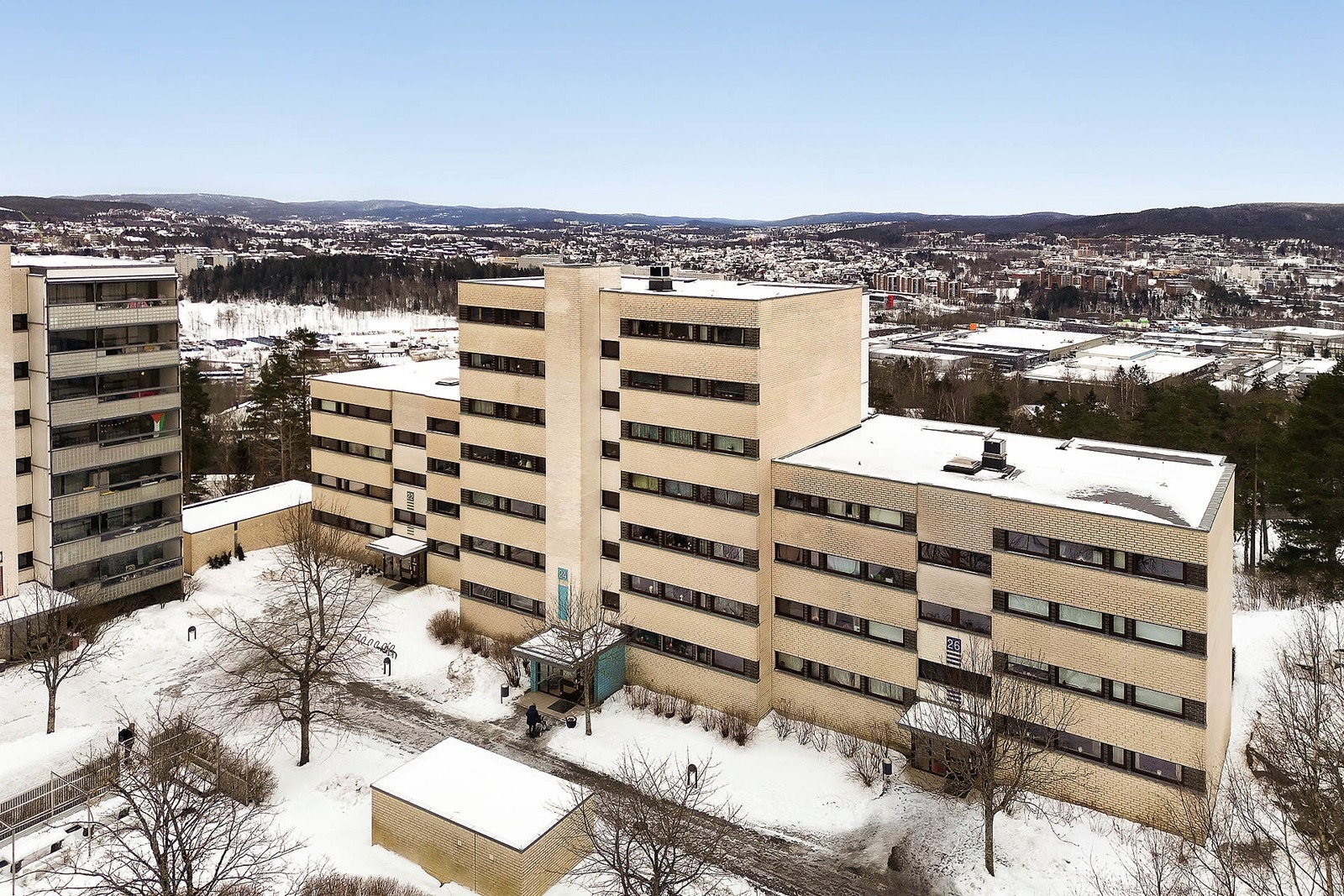Borettslaget har en felles eiet tomt som byr på et trivelig og grønt bomiljø. Området er opparbeidet med gressplen og grøntområder, beplantning, prydbusker og trær, samt lekeplass og sittegrupper for hyggelige opphold. Galleribilde