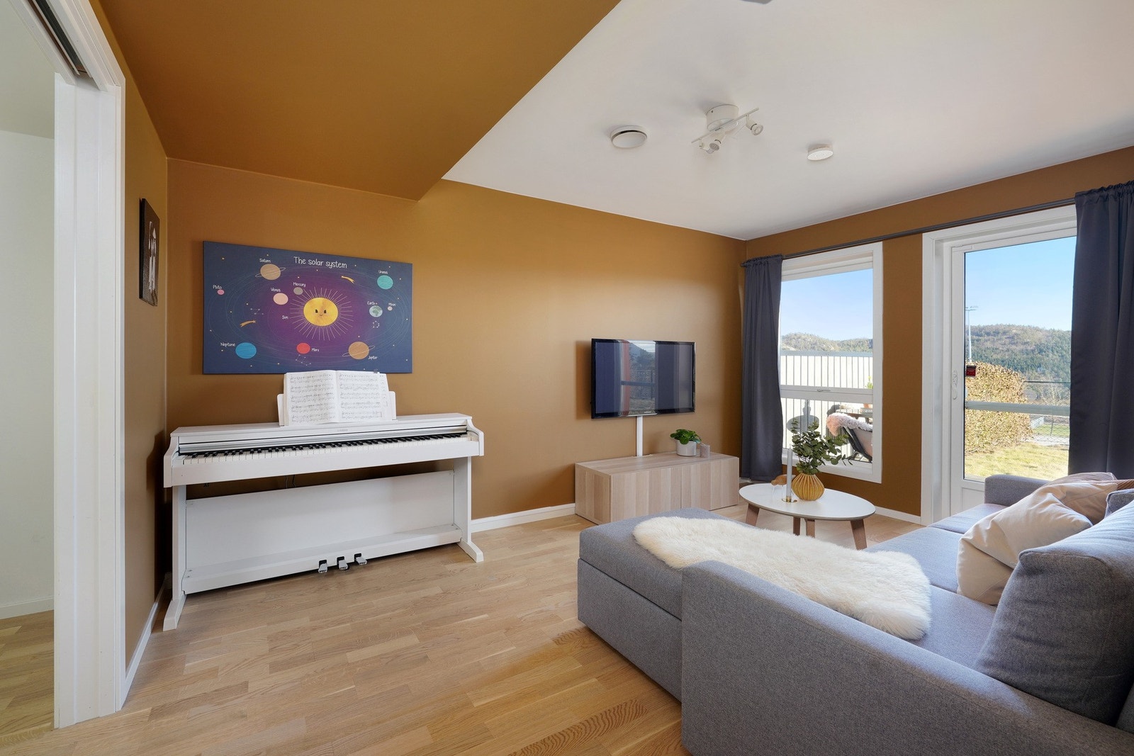 Soverom i underetasje innredet som stue nummer to. Galleribilde