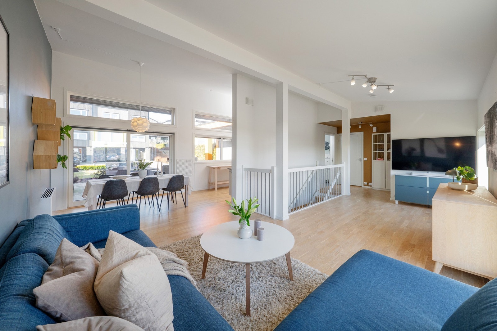 Delvis åpen løsning mot kjøkkenet. Galleribilde