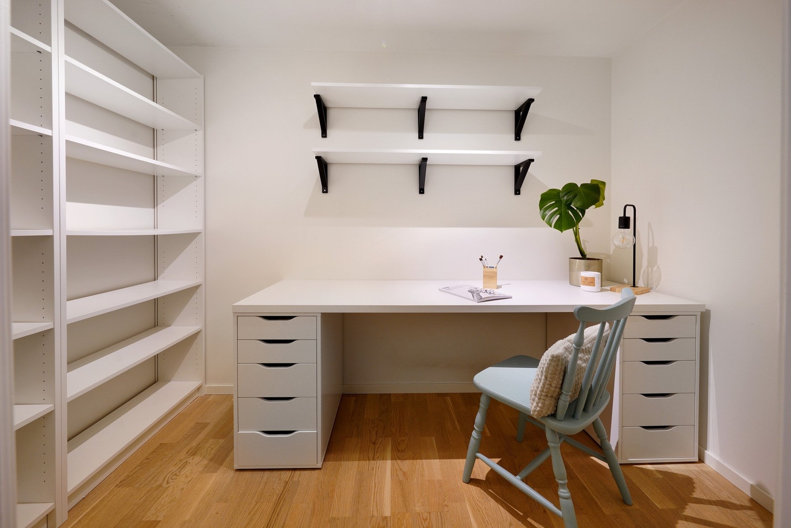Garderoberom innredet som hjemmekontor. Galleribilde
