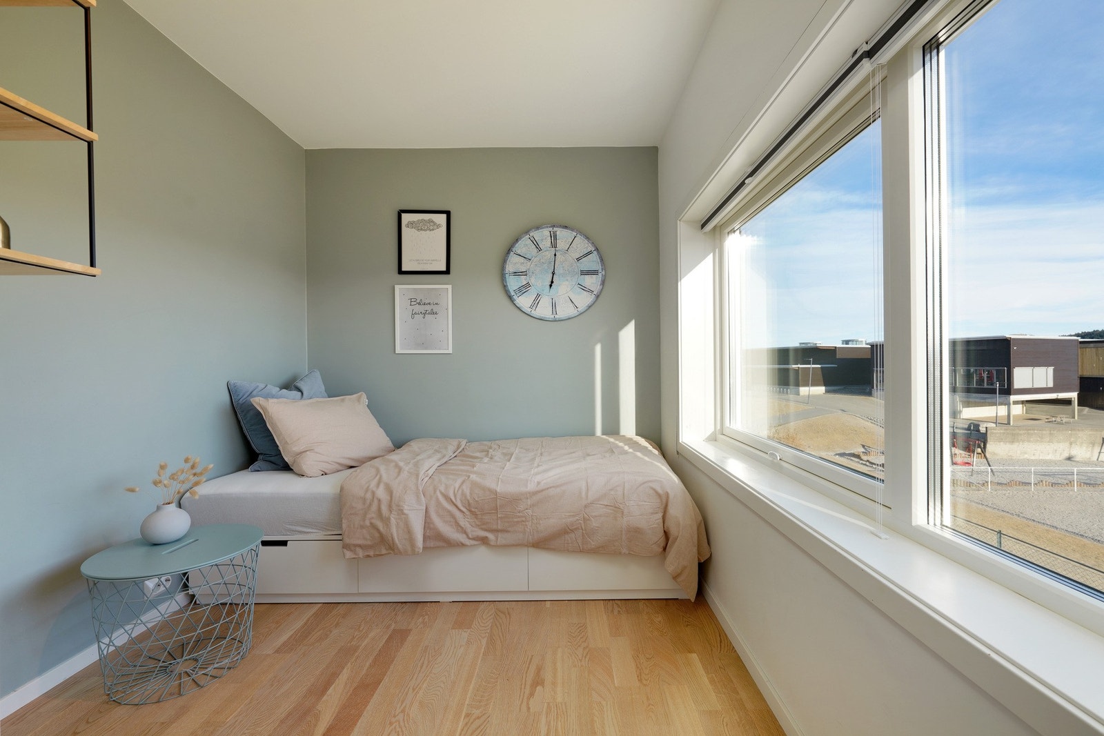 1. etg har også et soverom - de 3 andre soverommene er i underetasjen. Galleribilde