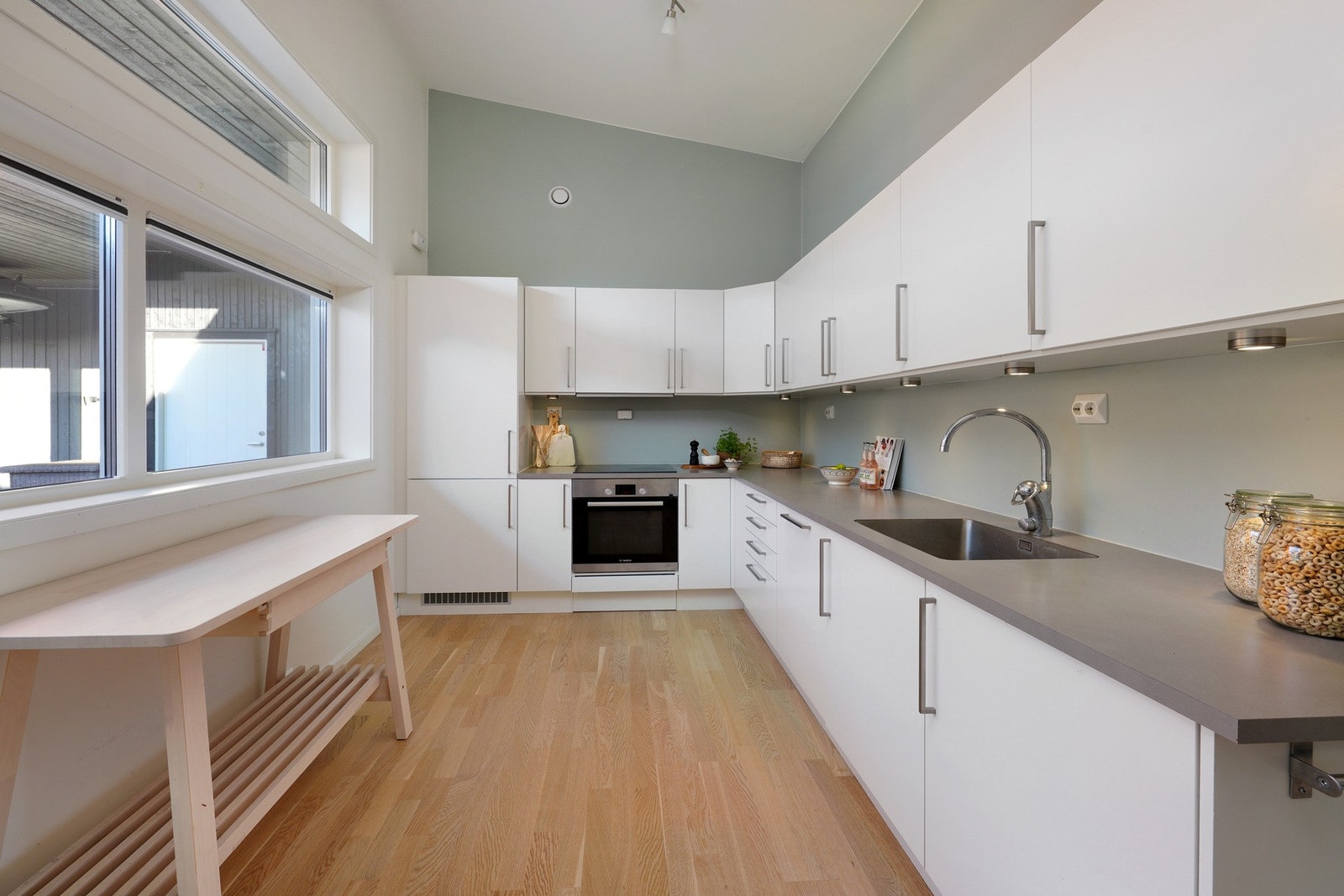 Pent kjøkken fra HTH med alle hvitevarer integrerte. Godt med skapplass og belysning under overskap. Galleribilde