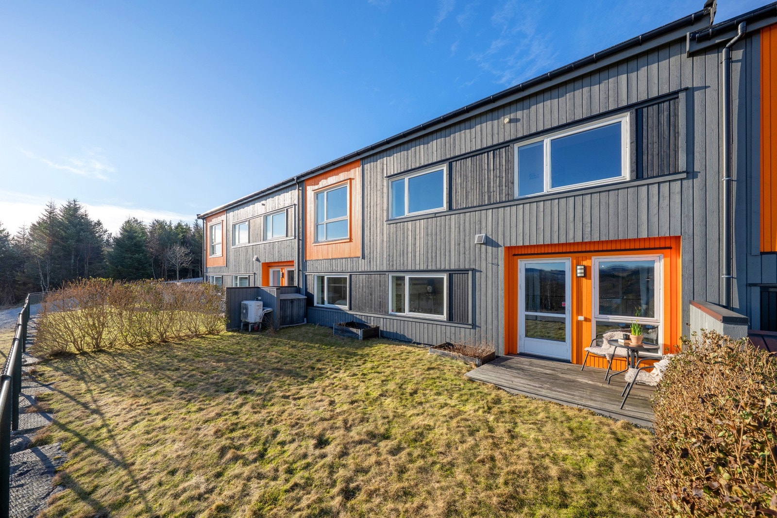 På sommeren har man solen i hagen til godt utpå ettermiddagen. Galleribilde