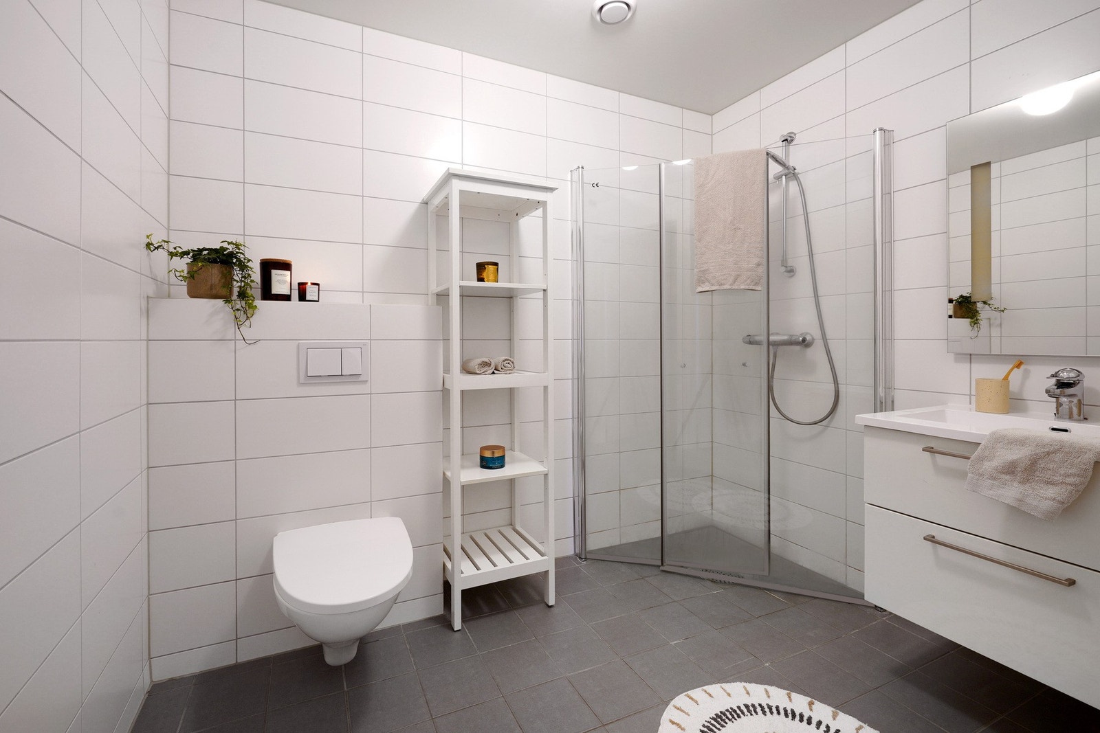 Helfliset bad i første etasje med vannbåren varme i gulv. Galleribilde