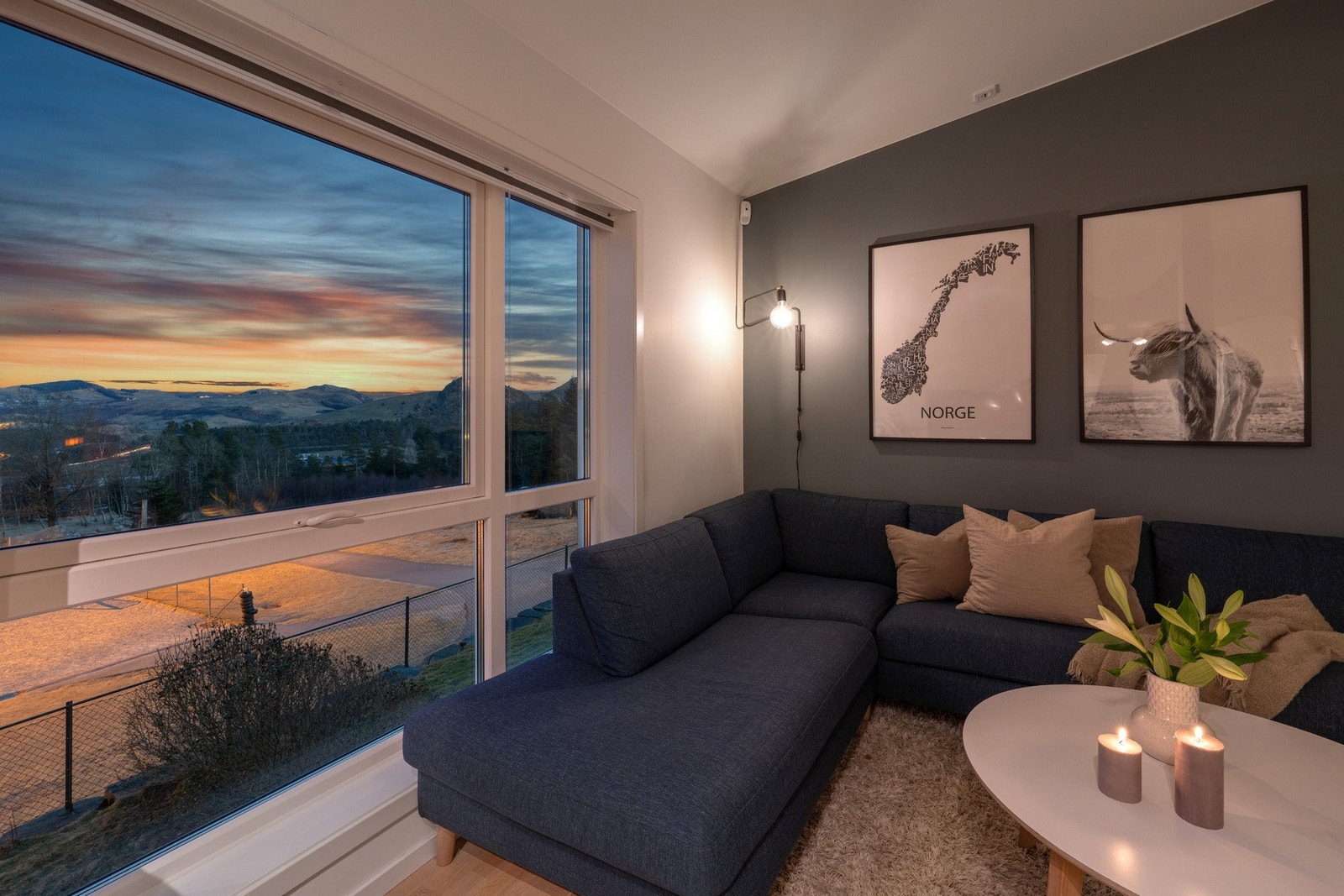 Nydelig, naturskjønn utsikt fra stuen mot Melsheia. Flotte soloppganger her. Galleribilde