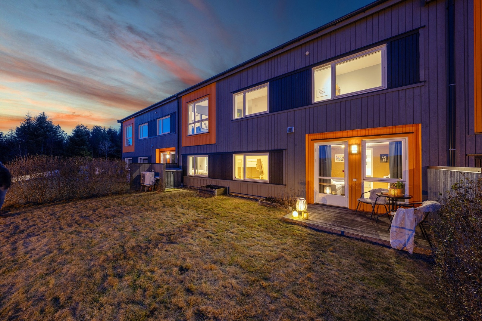 På andre siden er det en kjekk hageflekk og terrasse. Galleribilde