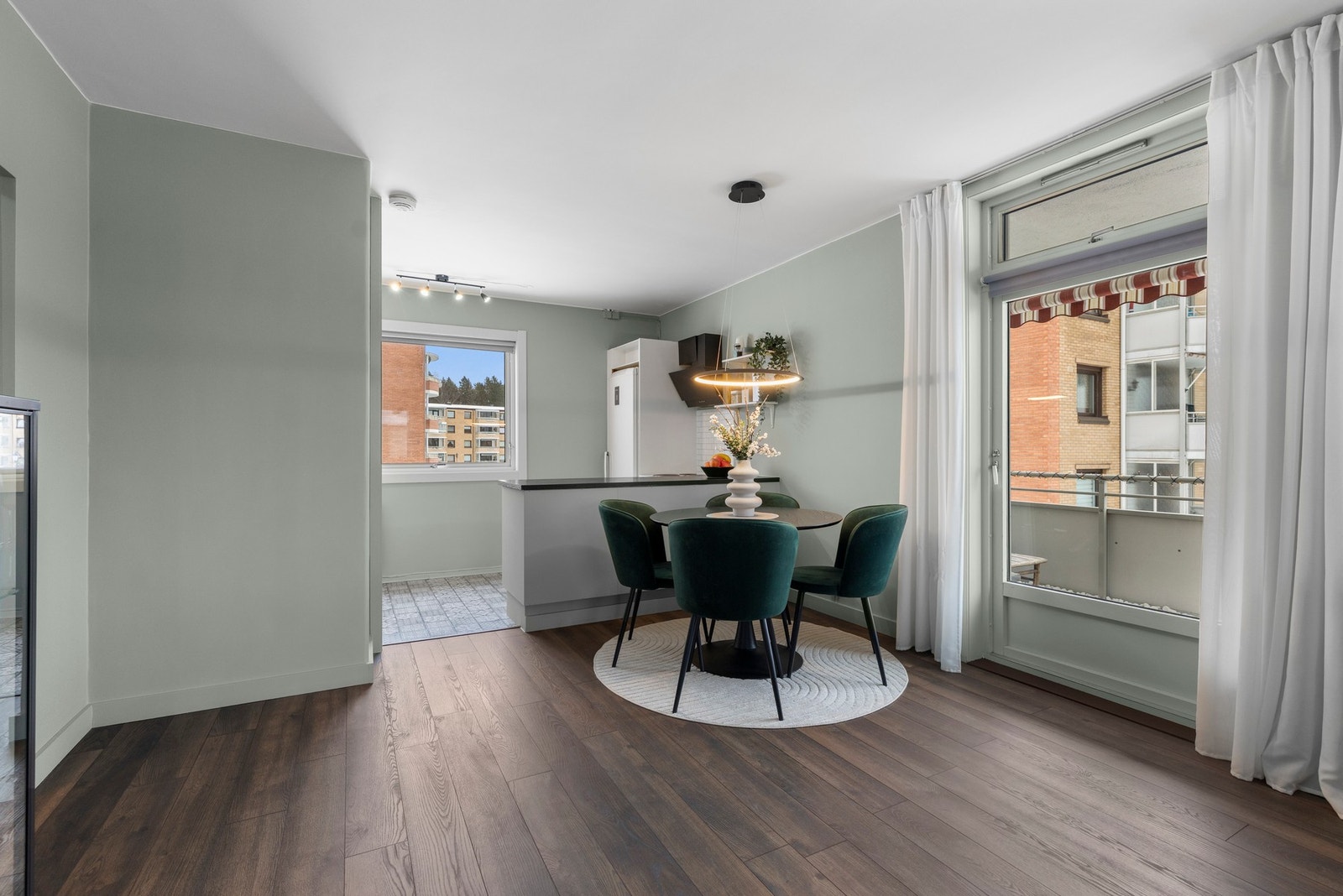 Den åpne stue- kjøkkenløsningen understøtter leilighetens smarte planløsning Galleribilde