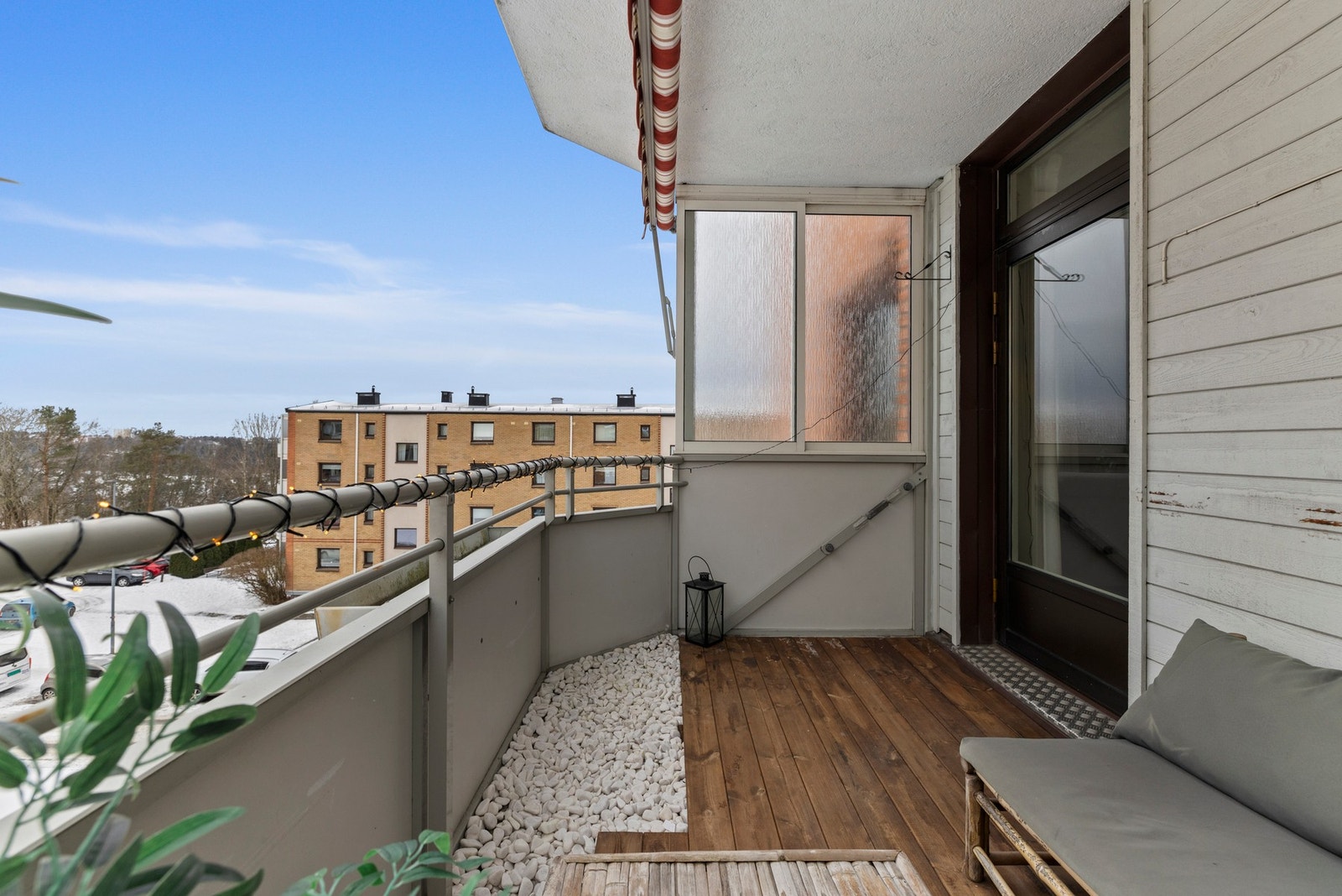 Det er god plass til å møblere med utemøblement og beplantning Galleribilde