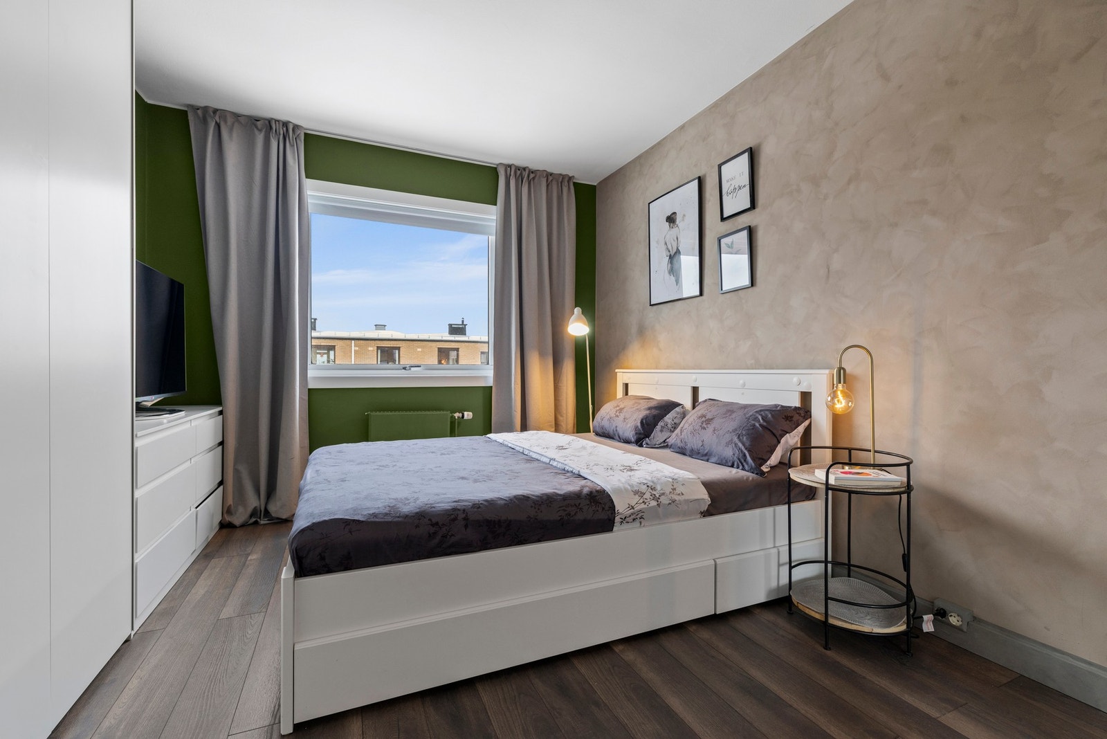 Boligens soverom er av god størrelse Galleribilde