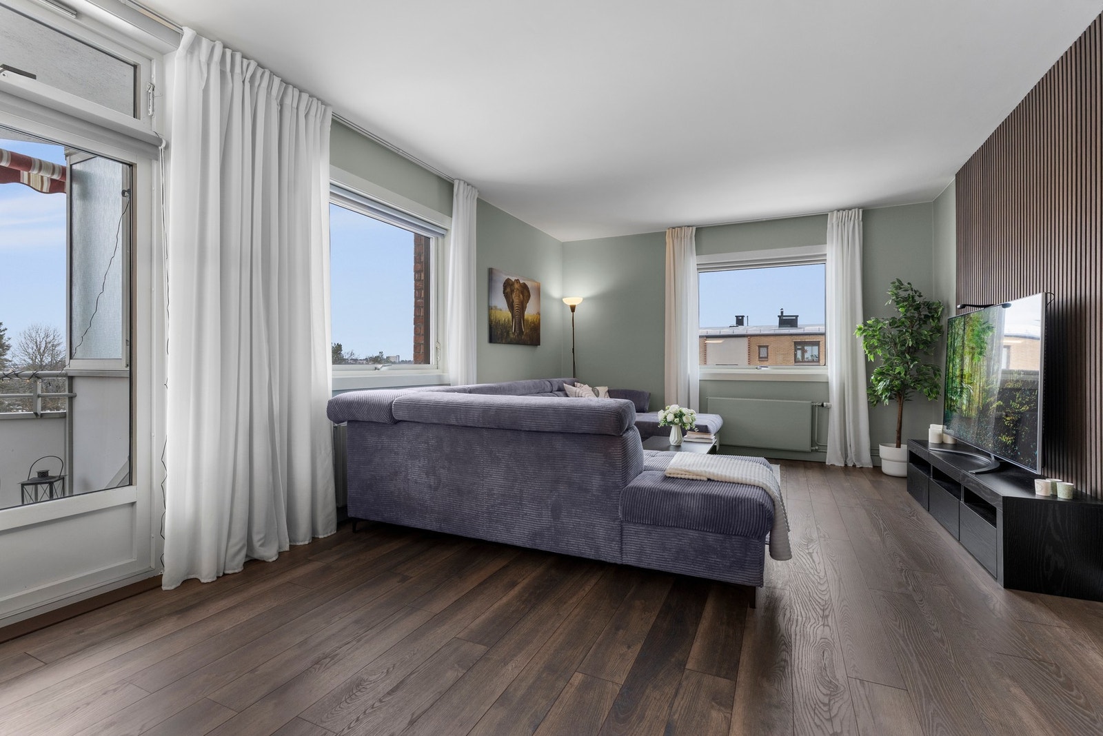 Det er god plass til sofaseksjon og medievegg Galleribilde