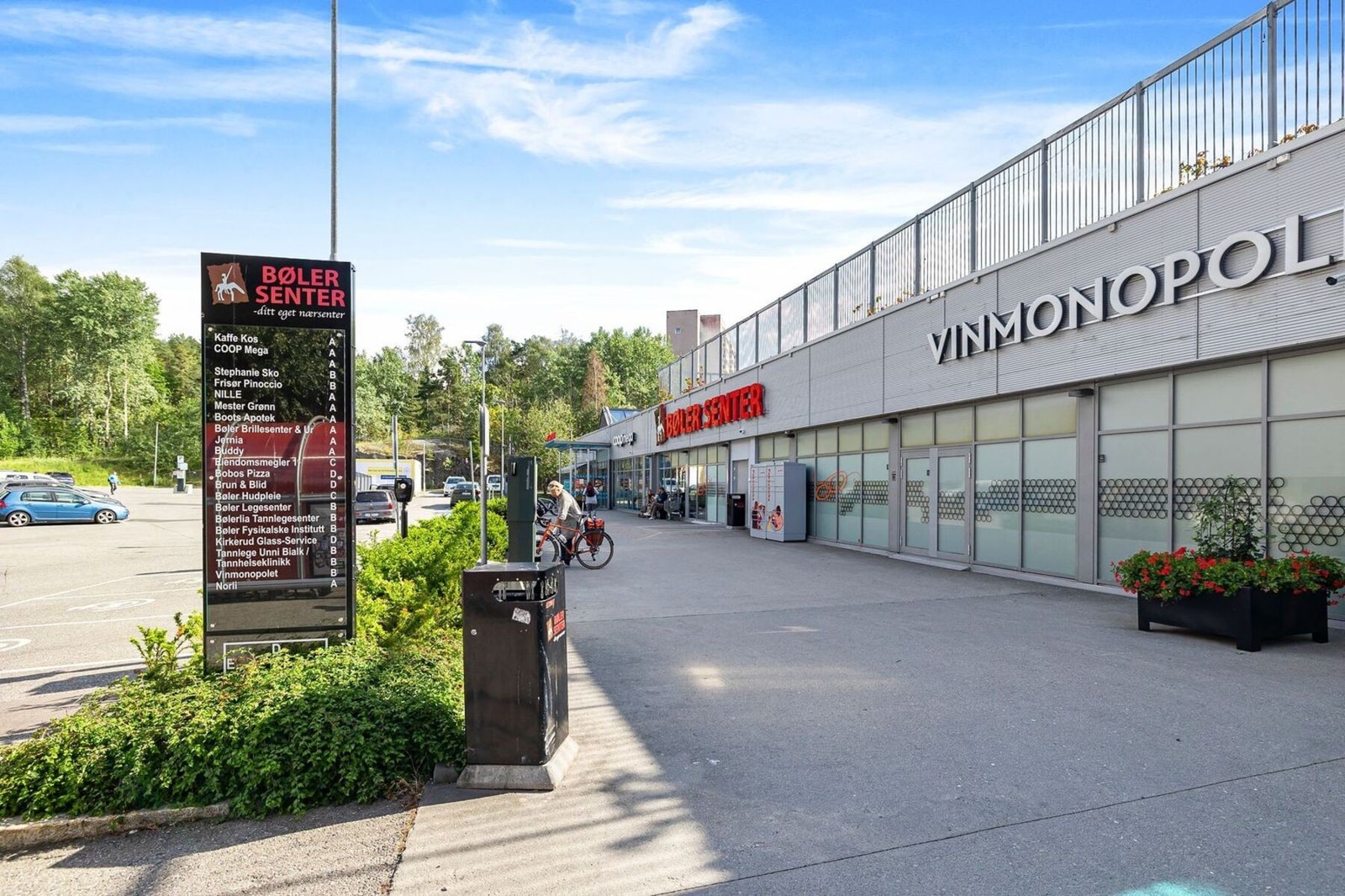 På Bøler Senter finner du en rekke servicetilbud, blant annet apotek, dagligvare, blomsterhandel og bokhandel Galleribilde