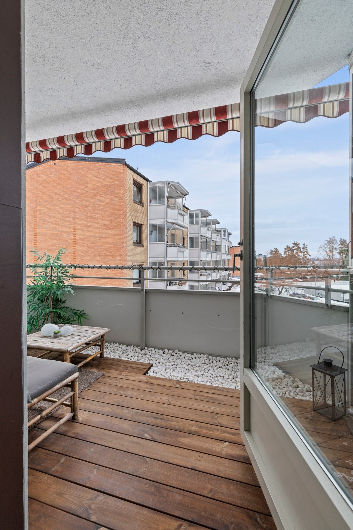 Fra stuen er det utgang til boligens herlige balkong Galleribilde