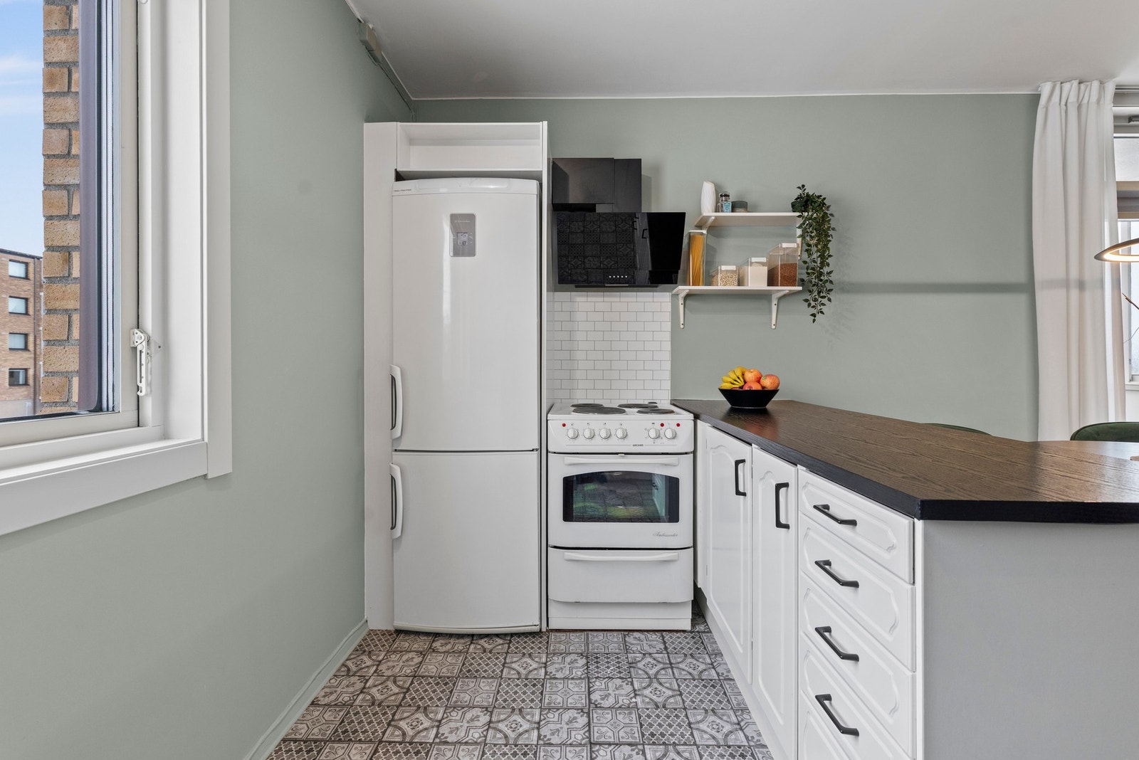 Kjøkken med profilerte fronter og benkeplate i laminat Galleribilde