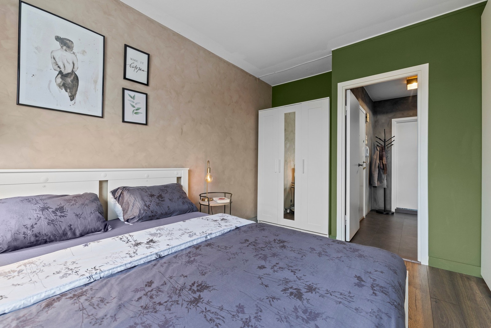 Stort garderobeskap medfølger handelen Galleribilde