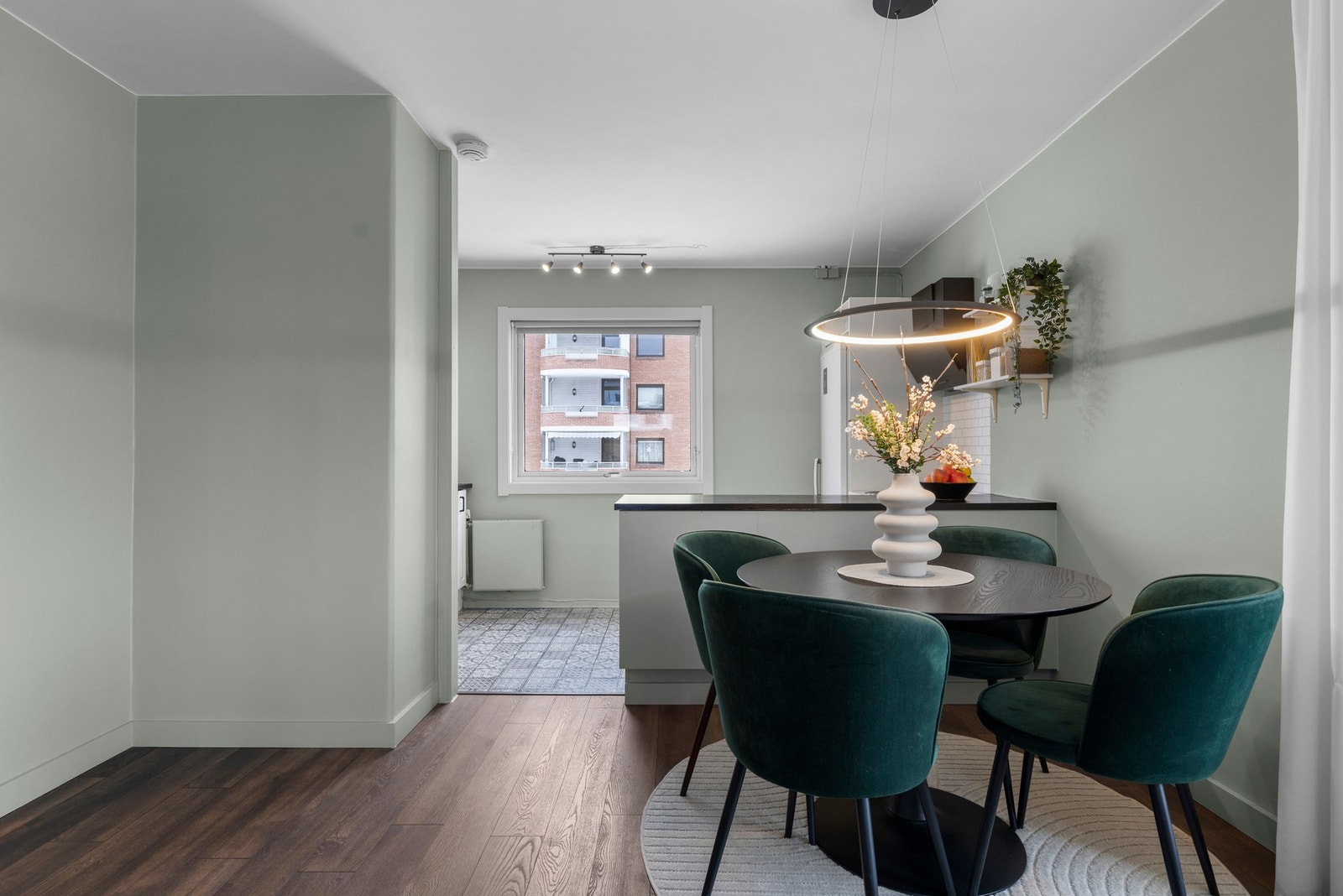 Det er god plass til spisebord i tilknytting til kjøkkenet Galleribilde